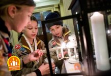 Betlehemské svetlo 2021: Prvé informácie Prinesenie Betlehemského svetlo do podbránia primaciálneho paláca v Bratislave v roku 2019. Foto: Marián Suvák