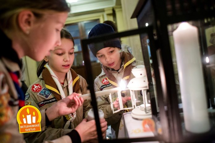 Prinesenie Betlehemského svetlo do podbránia primaciálneho paláca v Bratislave v roku 2019. Foto: Marián Suvák