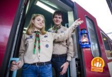 Betlehemské svetlo začne svoju cestu po Slovensku. Skauti ho vlakmi rozvezú po celej krajine a vynesú na Lomnický štít