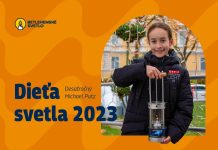 Plamienok mieru a pokoja tento rok priniesol malý skaut Michael