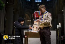 Betlehemské svetlo je už na Slovensku. Skauti ho priniesli do našich susedných krajín a pripravujú sa na jeho distribúciu