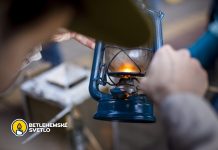 Sedem tipov na bezpečné udržiavanie Betlehemského svetla Bezpečné udržiavanie Betlehemského svetla prinesie bezstarostné a pokojné Vianoce. Foto: Marián Suvák