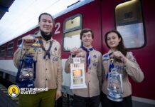 Skauti vlakmi rozvezú Betlehemské svetlo po celom Slovensku. Chcú ho opäť vyniesť aj na Lomnický štít