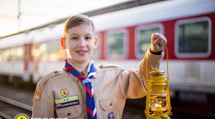 Betlehemské svetlo opäť precestuje Slovensko vlakmi, skauti ho vynesú aj na Lomnický štít